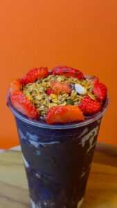 Açaí Tradicional com Granola e Morango - Cantinho Tropical